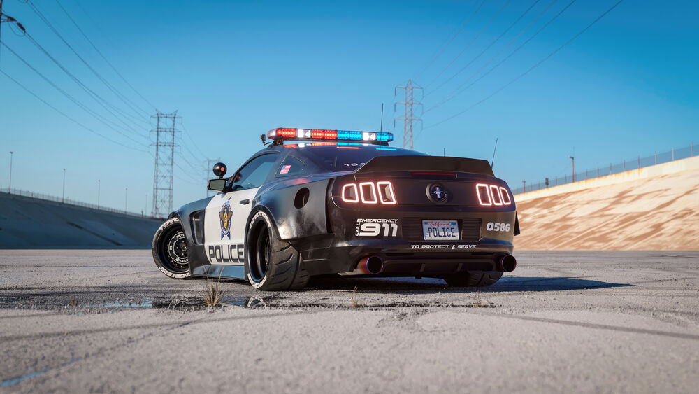 Обои для рабочего стола Ford Mustang Police interceptor в дренажном канале в ясную погоду сзади