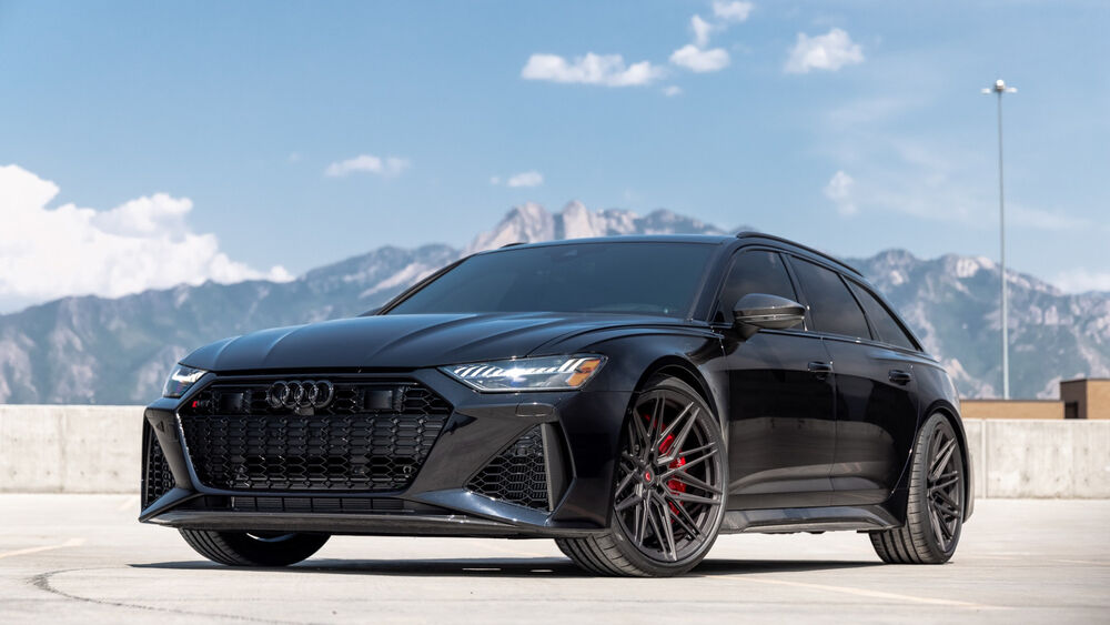 Обои для рабочего стола Черный audi на фоне гор ясным днем спереди