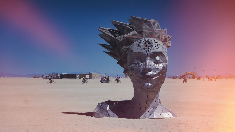 Обои для рабочего стола Бюст девушки из металла на мероприятии Burning Man посреди пустыни Блэк-Рок, Невада, США / USA