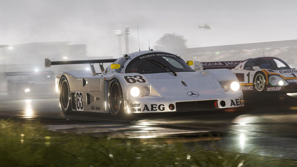 Обои для рабочего стола Белый гоночный авто в сумерках на треке из игры Forza motorsport