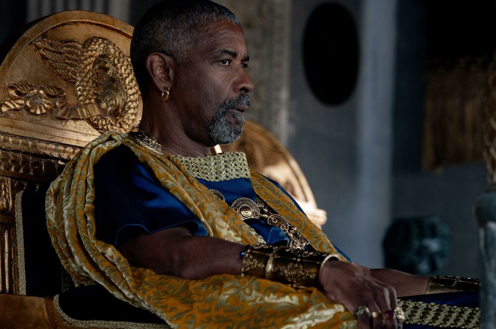 Обои для рабочего стола Denzel Washington / Дензел Вашингтон на золотом троне из фильма Gladiator 2 / Гладиатор 2