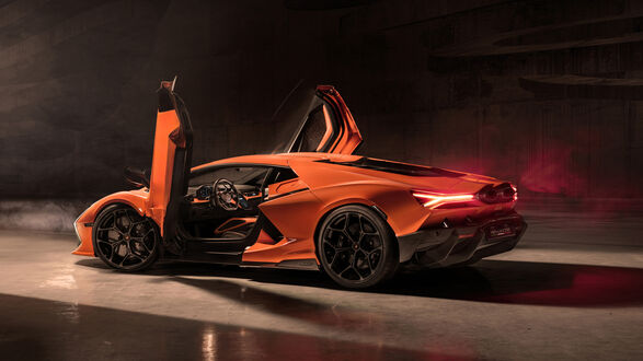 Обои на рабочий стол Оранжевый Lamborghini Revuelto стоит с открытыми дверьми