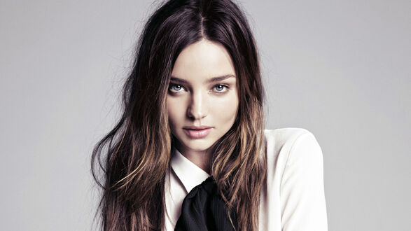 Обои на рабочий стол Портрет Миранды Керр в белом платье с черным бантом на светлом фоне