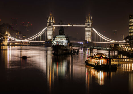 Обои на рабочий стол Корабль на реке у Tower bridge / Тауэрского моста, ночью, England / Англия, London / Лондон