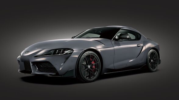 Обои на рабочий стол Серая Toyota GR Supra на темном сыром фоне