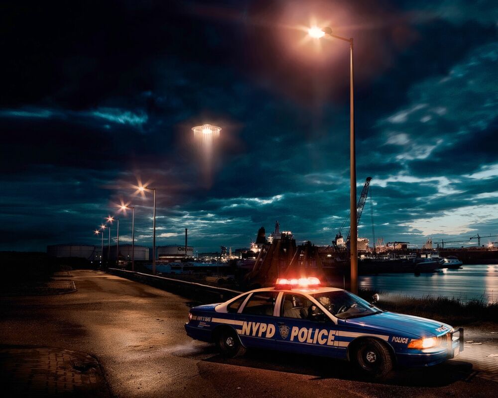 Обои для рабочего стола NYPD POLICE-полицейская машина на набережной, в небе-НЛО