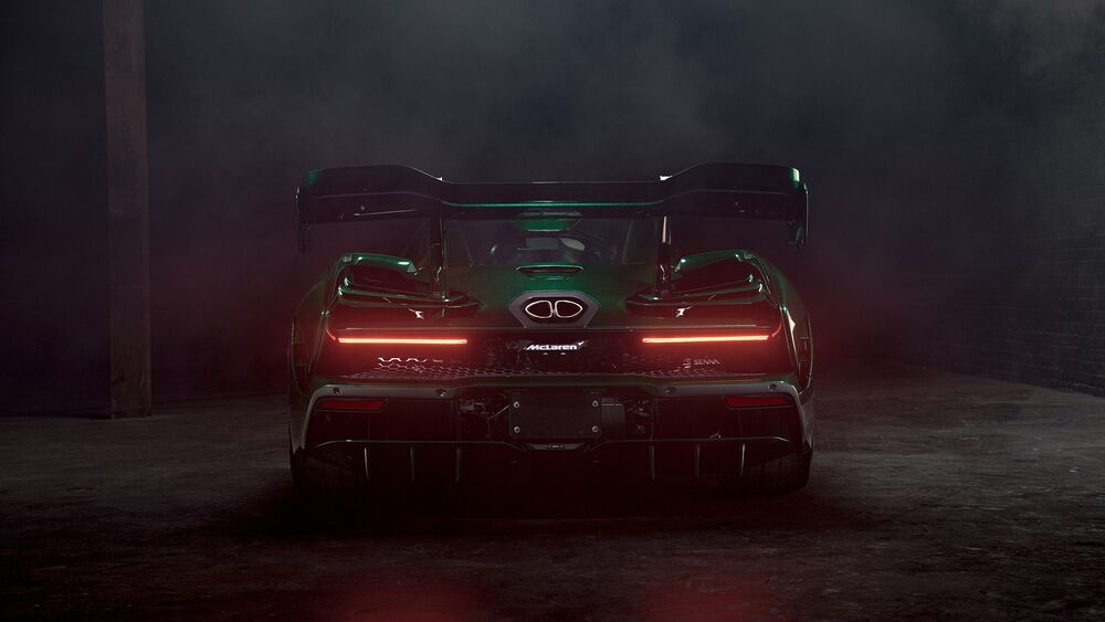 Обои для рабочего стола Зеленый McLaren Senna сзади в темном ангаре
