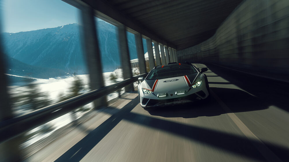 Обои для рабочего стола Белый с полосами Lamborghini Huracan на огромной скорости мчится в горном туннеле