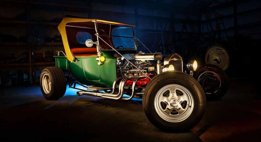 Обои для рабочего стола Зеленый Ford T-Bucket с открытым верхом на темном фоне