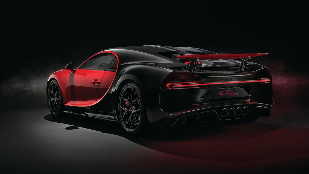 Обои для рабочего стола Красно черная Bugatti Chiron Super Sport сзади, на темном фоне