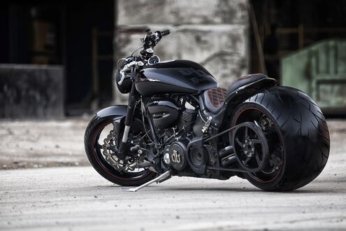 Обои на рабочий стол Черный мотоцикл Harley Davidson стоит на стоянке