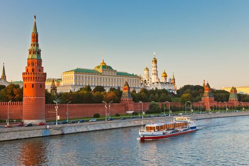 Обои на рабочий стол Корабль проплывает вдоль кремлевской набережная на закате, Москва Россия
