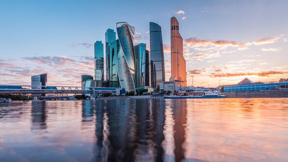Обои на рабочий стол Небоскребы «Москва-Сити» на рассвете вид с воды, Москва. Россия