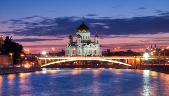 Обои на рабочий стол Ночной мост у реки на фоне храма Христа Спасителя, Москва. Россия