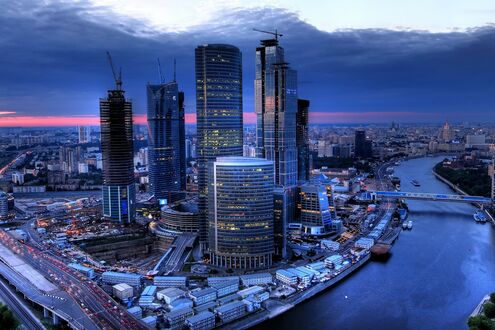 Обои на рабочий стол Строительство небоскребов Москва-Сити на фоне вечернего неба и панорамы города, Москва, Россия
