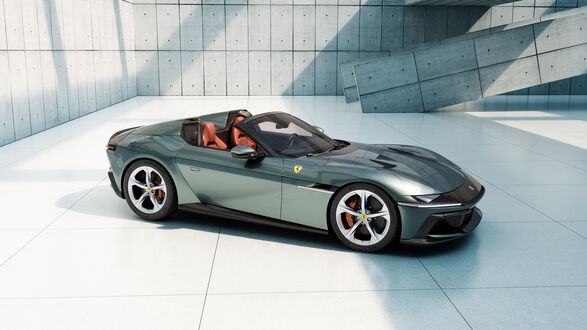 Обои на рабочий стол Ferrari 12Cilindri открытый кузов в здании на светлом фоне