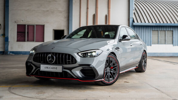 Обои на рабочий стол Автомобиль Mercedes-AMG C 63 S E Performance F1 Edition бежевого цвета 2024 года