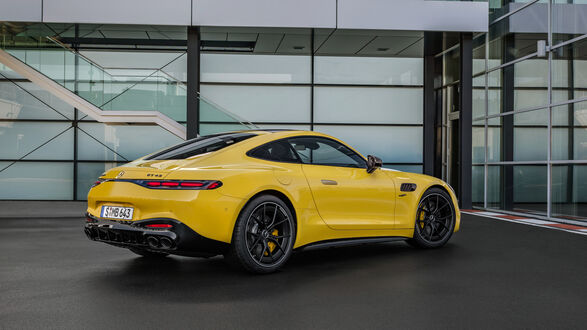 Обои на рабочий стол Вид сзади на желтый автомобиль Mercedes-AMG GT 43 Coupe 2024 года