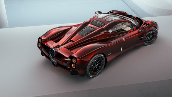 Обои на рабочий стол Красный автомобиль Pagani Utopia сзади