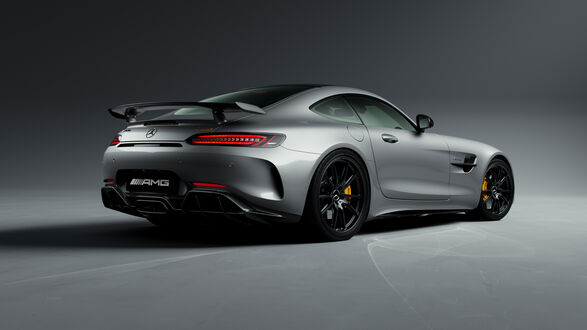 Обои на рабочий стол Вид сзади на серебристый автомобиль Mercedes-Benz AMG GT R