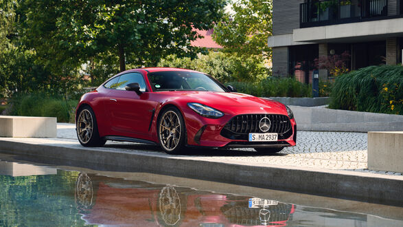 Обои на рабочий стол Красный автомобиль Mercedes-AMG GT 63 S E Performance 2024 года у дома