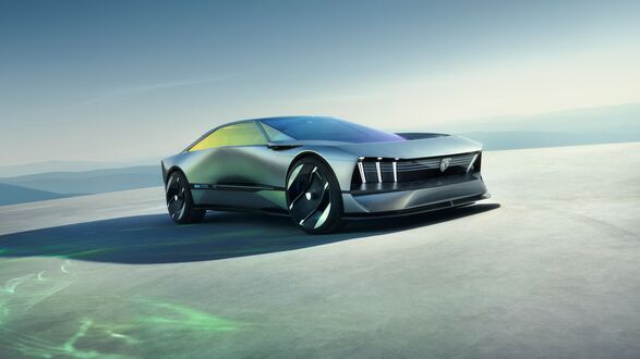 Обои на рабочий стол Серебристый Peugeot Inception Concept 2023 на фоне светлого неба
