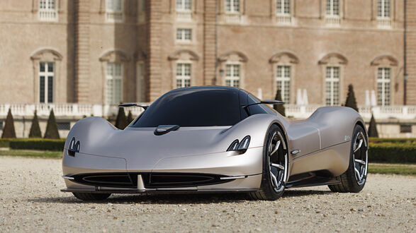 Обои на рабочий стол Серебристый дорогой автомобиль Pagani Alisea By IED 2024 года на гравийной дороге фоне замка