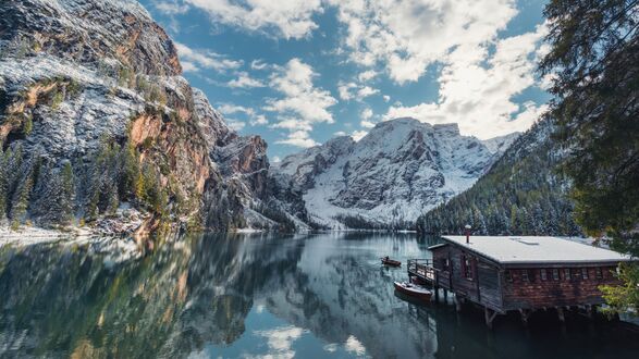 Обои на рабочий стол Дом с пристанью на озере Брайес в Доломитовых Альпах, Италия днем
