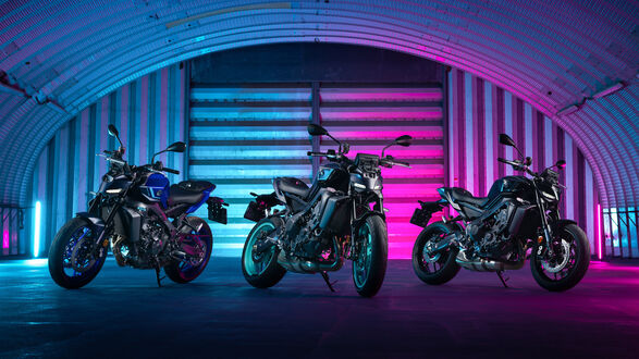 Обои на рабочий стол Три мотоцикла Yamaha MT 09 в бирюзовом розовом боксе