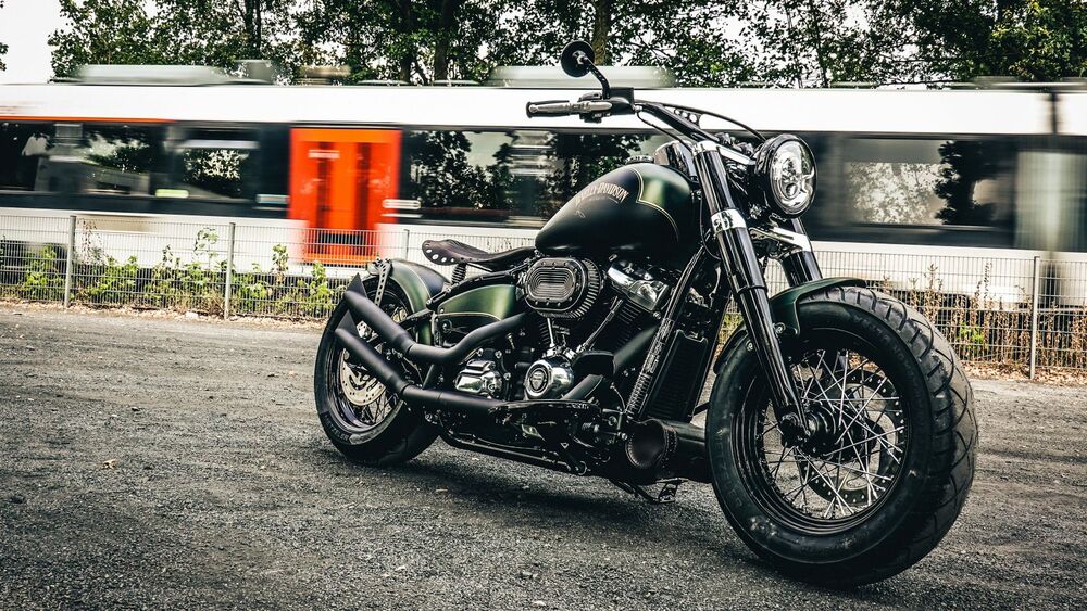 Обои для рабочего стола Черно-зеленый мотоцикл Harley Davidson на фоне мчащегося поезда