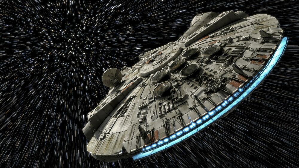 Обои для рабочего стола Космический корабль Тысячелетний сокол / Millennium Falcon летит сквозь звездное поле с эффектом гиперпространства из фильма Звездные войны / Star Wars