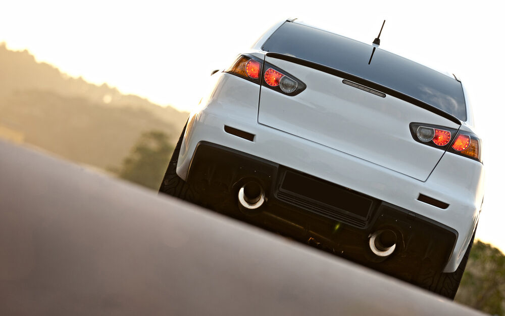 Обои для рабочего стола Белый Mitsubishi Lancer Evolution сзади