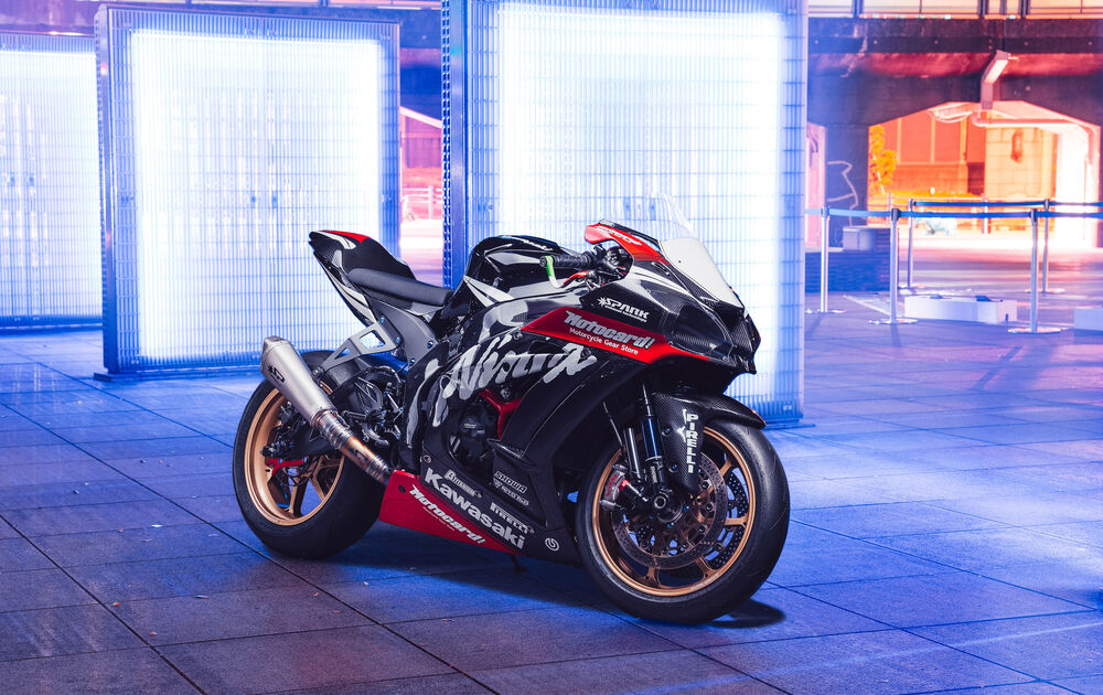 Обои для рабочего стола Мотоцикл Kawasaki Ninja ZX 10R в неоновом синем свете