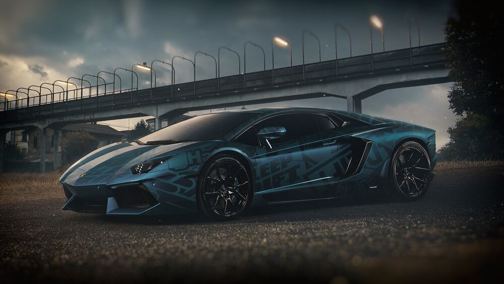 Обои для рабочего стола Спортивный автомобиль Lamborghini с темно-синей раскраской стоит на асфальте на фоне моста с ограждениями и пасмурного неба