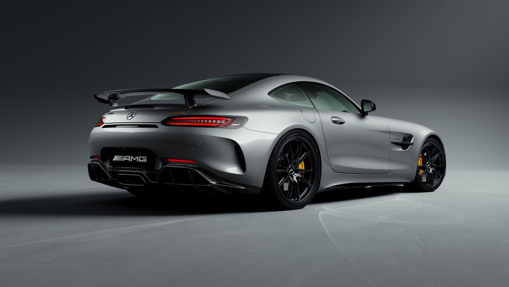 Обои для рабочего стола Вид сзади на серебристый автомобиль Mercedes-Benz AMG GT R