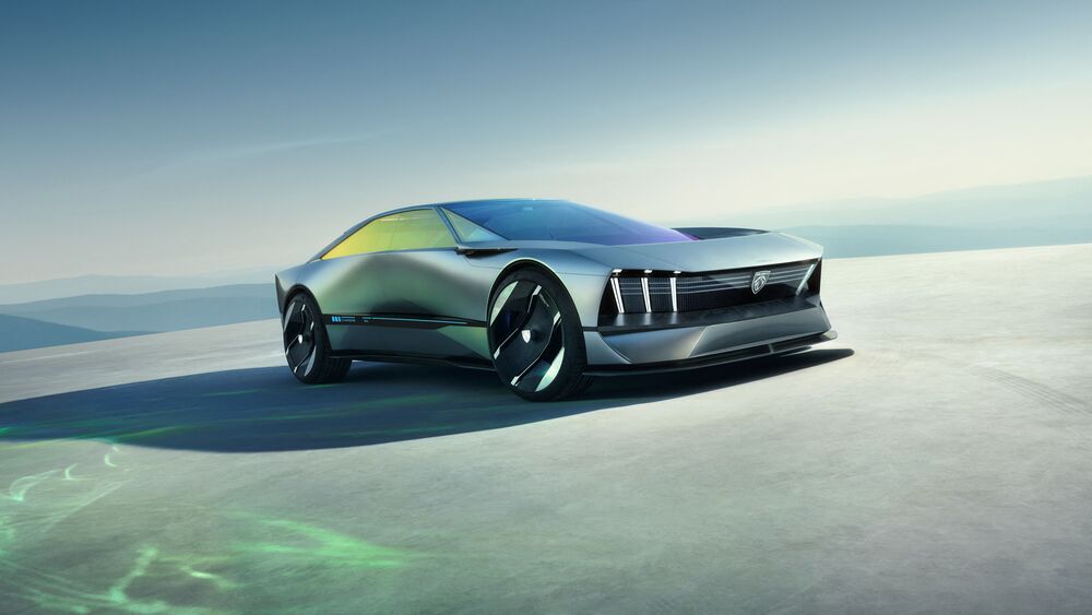 Обои для рабочего стола Серебристый Peugeot Inception Concept 2023 на фоне светлого неба