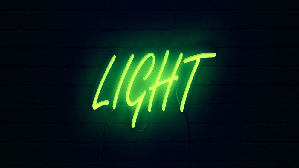 Обои для рабочего стола Неоновая вывеска Light на черном фоне