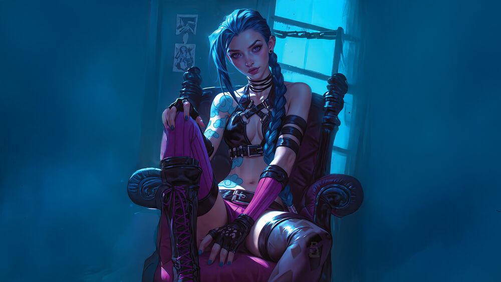 Обои для рабочего стола Джинкс / Jinx сидит в темном кресле, закинув ногу на ногу, с непокорным взглядом на фоне синего освещения из окна из сериала Аркейн / Arcane, медиафраншизы League of Legends