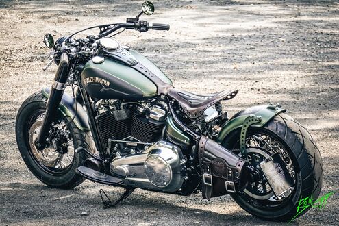 Обои на рабочий стол Тенмо-зеленый Harley Davidson на грунтовой дороге
