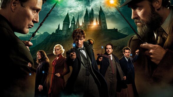 Обои на рабочий стол Основные герои из фильма Fantastic Beasts: The Secrets of Dumbledore / Фантастические твари: Тайны Дамблдора на фоне Хогвартса