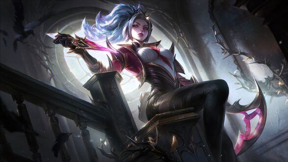 Обои на рабочий стол Акали / Coven Akali с серебристыми волосами в доспехах сидит на массивной лестнице в готическом интерьере с витражным окном на фоне Фигура модель из игры League of Legends