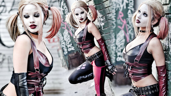 Обои на рабочий стол Harley Quinn / Харли Квинн в кожаном костюме стоит у кирпичной стены со множеством граффити в городском переулке