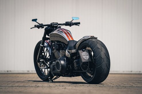 Обои на рабочий стол Мотоцикл Harley-Davidson на сером фоне
