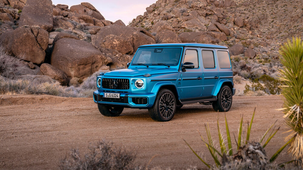 Обои для рабочего стола Синий внедорожник Mercedes-AMG G 63 Manufaktur 2024 года в горах