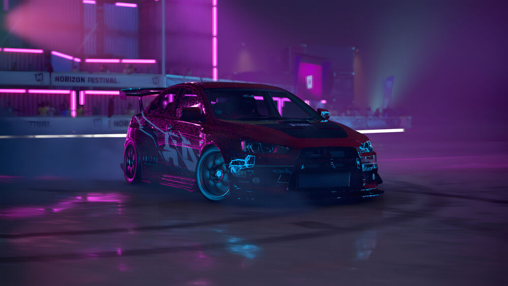 Обои для рабочего стола Темный Mitsubishi Lancer Evolution стоит на мокрой поверхности в окружении ярких неоновых огней