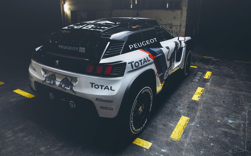 Обои для рабочего стола Автомобиль Peugeot 3008 DKR белого цвета с черными и синими деталями стоит на парковке