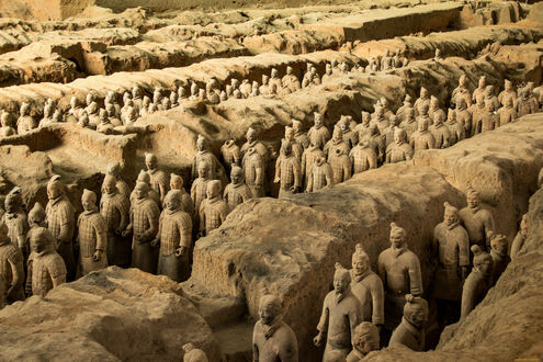 Обои на рабочий стол Терракотовая армия / Terracotta Army стоит в глиняных траншеях на фоне земляных насыпей в Сиане / Xian, Китай