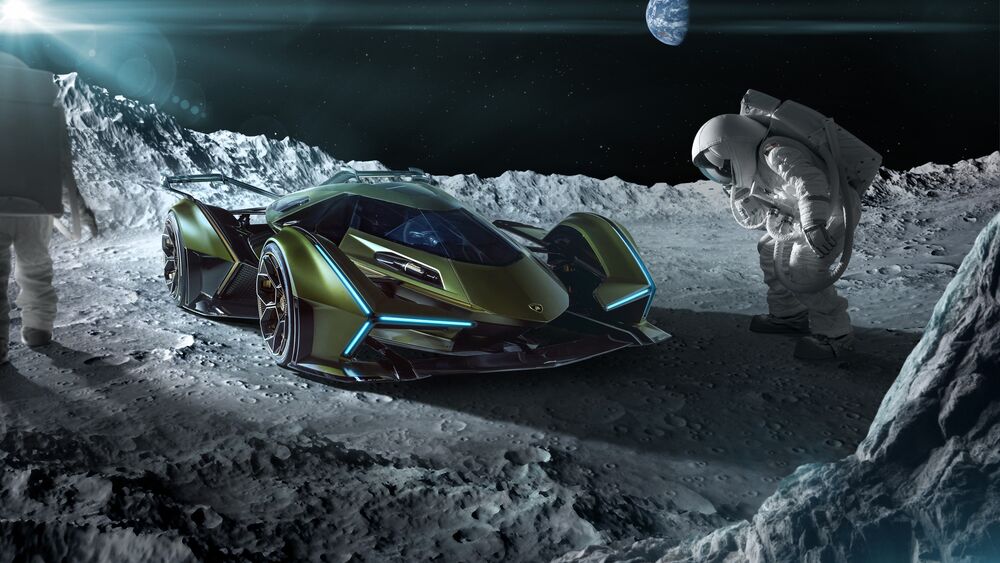 Обои для рабочего стола Спортивный автомобиль Lamborghini Terzo Millennio стоит на лунной поверхности на фоне скалистого пейзажа и космонавта в скафандре
