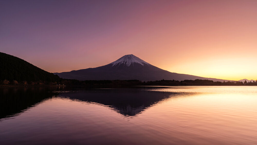 Обои для рабочего стола Гора Фудзи / Mount Fuji отражается в спокойной воде озера на фоне закатного неба в Японии / Japan