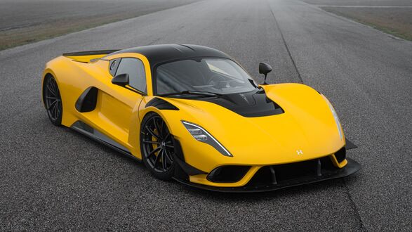 Обои на рабочий стол Желтый спортивный автомобиль Hennessey Venom F5 на асфальтированной трассе в солнечный день